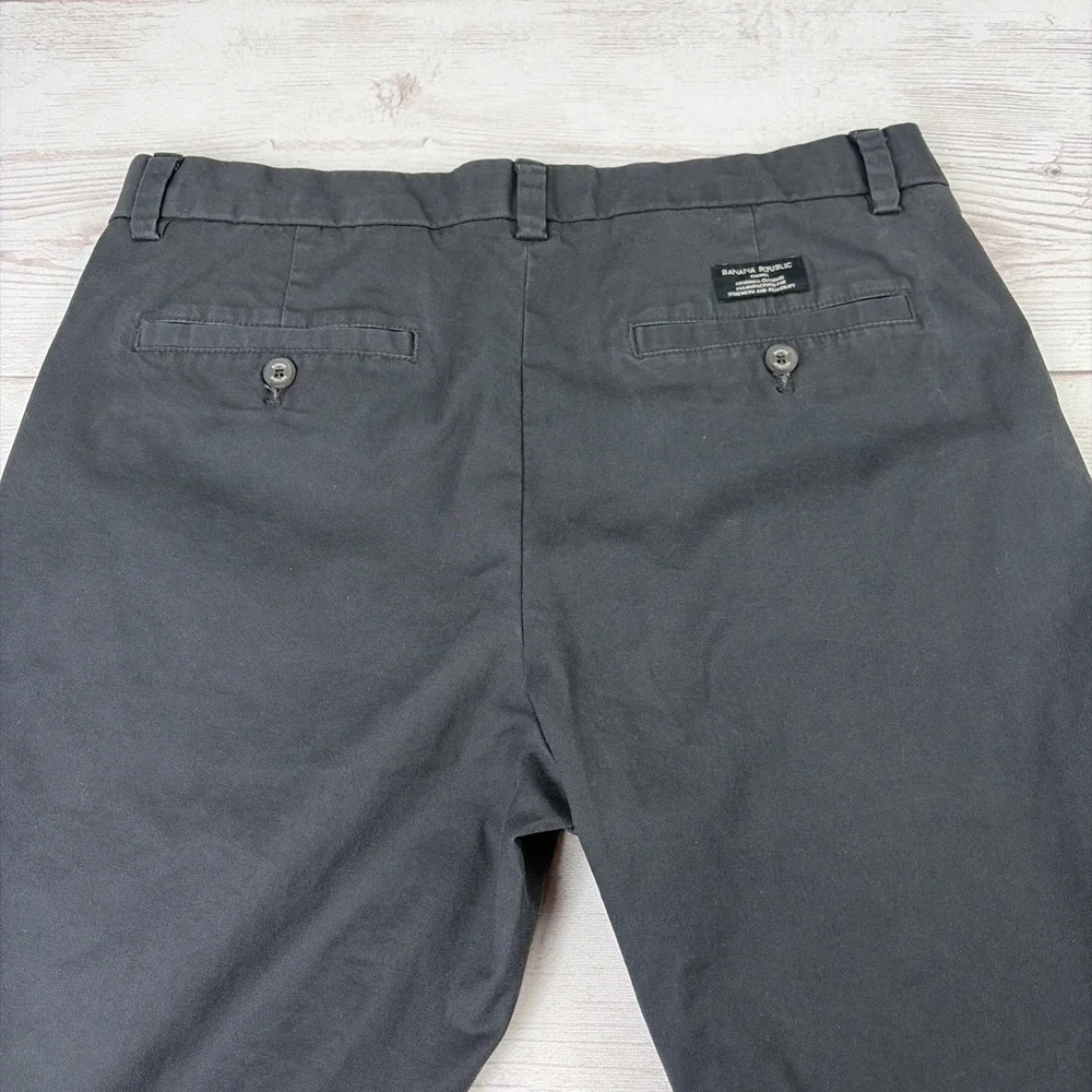 Banana Republic Men's 33x30 Charcoal Gray Aiden Chino Straight Pant Excellent